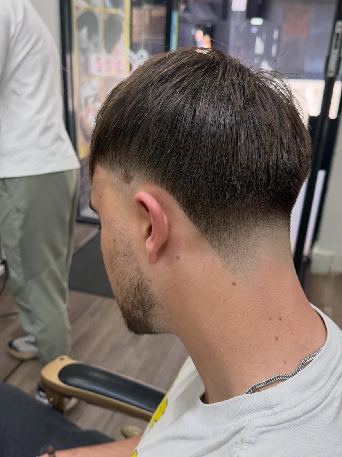 Low taper on straight hair, side view